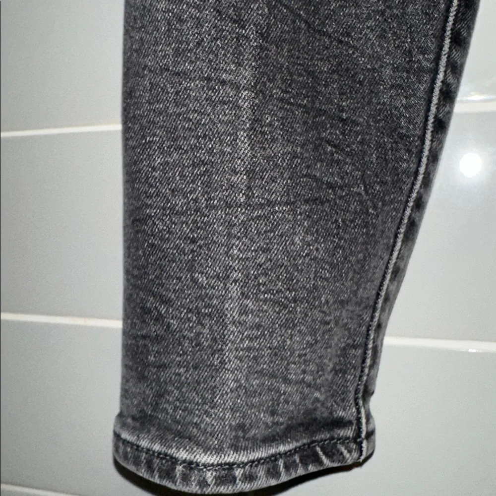 Levi’s High Rise Tapered Jeans - Picture 14 of 17